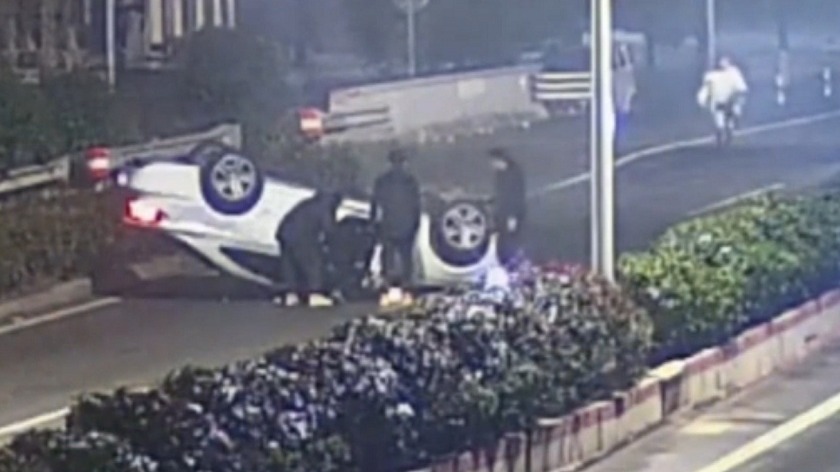 乐清轿车失控翻车了 热心市民自发上前助力脱困