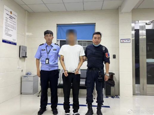 乐清这三人组团发涉黄小卡片！结果当场被抓！